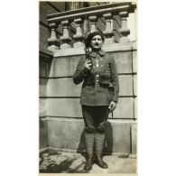 Le soldat Le Roy décoré de la Médaille militaire. [légende d'origine]<br>