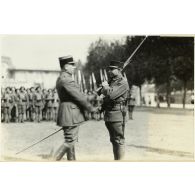 Le commandant Duboin félicite le caporal-chef Chevert qui vient de recevoir la Médaille militaire. [légende d'origine]<br>