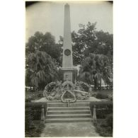 Canton. Le monument aux morts de la Grande Guerre. [légende d'origine]<br>