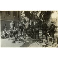 Les servants de l'armement du détachement de Canton. [légende d'origine]<br>