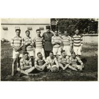 L'équipe de football du détachement de Canton (au centre le lieutenant le Bour). [légende d'origine]