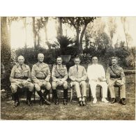 [Photographie de groupe d'autorités civiles et militaires]. (tirage Ah Fong, Shanghai)<br>