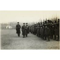 Le colonel Marcaire passant en revue le 103e bataillon de marche. [légende d'origine]<br>