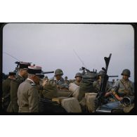 1955, Reutlingen, visite départ Afrique du Nord, commandant de Laverg*. [légende d'origine]