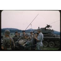 1955, Reutlingen, visite départ Afrique du Nord, commandant de Laverg*. [légende d'origine]