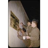 1957 Palat, Mai, affichage. [légende d'origine]