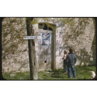 1957 Palat, Mai, affichage. [légende d'origine]