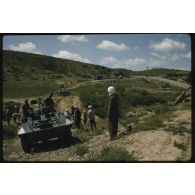 1957 Unité du Génie au Louhou, route en construction Mai. [légende d'origine]