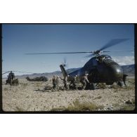 [Des légionnaires embarquent dans un Sikorsky S58].