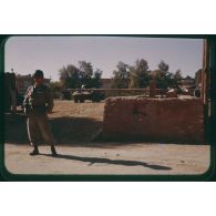 [Un soldat du 1er escadron du 12e régiment de Dragons monte la garde].