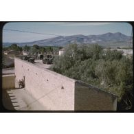 Les Dépanneurs. Au fond les H.T. des Transmissions et l'A.R dans un camp militaire du 12e RD. [légende d'origine]