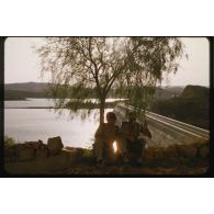 1956 en route vers Palikao (1) au barrage de Béni-Bahdel. [légende d'origine].