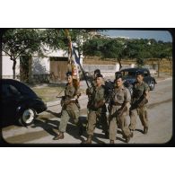 1956 Palikao, défilé 4e DIM Mascara 14-7 (8) Etendard 12e RD, Lt Norloff. [légende d'origine]