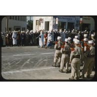 1956 Palikao, défilé 4e DIM Mascara 14-7. [légende d'origine]