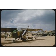 Aflou : les aviateurs font la sieste. [légende d'origine]<br>