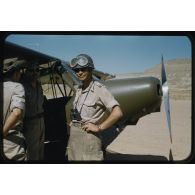 Taouïala : le piper vient d'amener une dynamo de char, d'Anglejean remercie, le 10 juillet 1957. [légende d'origine]<br>