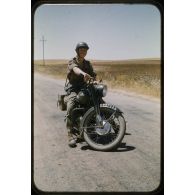 F. Moreau et sa moto, août 1957. [légende d'origine]<br>