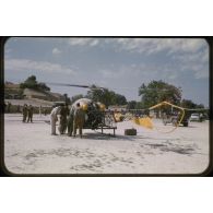 [Un hélicoptère Bell 47G lors d'une opération en 1957 à Palat].