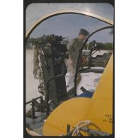 [Cockpit d'un hélicoptère Bell 47G lors d'une opération en 1957 à Palat].