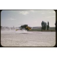 [Un hélicoptère Bell 47G décolle lors d'une opération en 1957 à Palat].