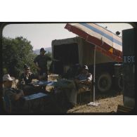Opération du 26 juin 1957. Artilleur , le commandant Perrodan, chef Morin, commandant de L. [légende d'origine]