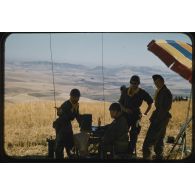 Guertoufa II : le donateur, le commandant R., Auger, Richer. [légende d'origine]