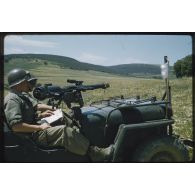 [Un canon de 75mm sans recul monté sur une Jeep du 12e RD].