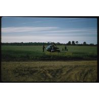 [L'hélicoptère d'observation Djinn sert aussi pour la chasse au sanglier].