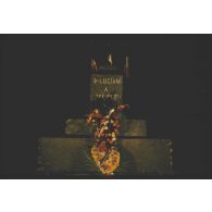 [Le soir du 11 novembre 1957, le monument aux morts de Dominique-Luciani].