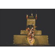 [Le soir du 11 novembre 1957, le monument aux morts de Dominique-Luciani].