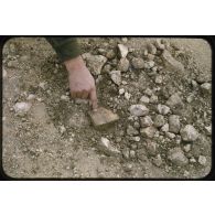 [Découverte d'une mine anti-véhicule sur la route].