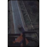 [Vue aérienne d'une route depuis un hélicoptère].