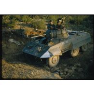 [Une fois le fossé comblé, les véhicules du 12e RD peuvent passer].