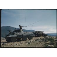 [Des véhicules du 12e RD en opération, une AM M8, un GMC 6x6 et une Jeep].