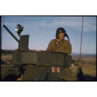 [Un soldat du 12e RD dans une tourelle de blindé].