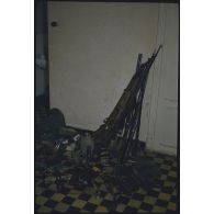 [Le butin d'une opération du 12e RD : les armes saisies au FLN].