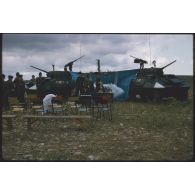 [Journée de la Saint-Georges 1958, préparation de la messe en plein air pour le 3/12e RD].