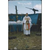 [Journée de la Saint-Georges 1958, messe en plein air pour le 3/12e RD, l'aumônier divisionnaire].