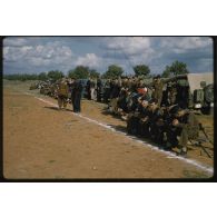[Journée de la Saint-Georges 1958, match de football, le 3/12e RD contre le 4/5e GCP. Les spectateurs].