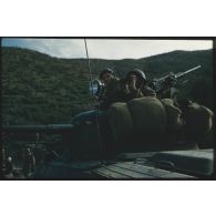 [Opération du 12e RD dans le secteur de Dominique-Luciani, des soldats en observation sur une AM M8].