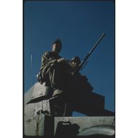 [Claude Roudeau sur un blindé du 12e RD lors d'une opération dans le secteur de Dominique-Luciani].