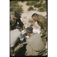 [Les officiers du 5e GCP examinent une carte du secteur opérationnel].