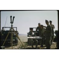 [Les officiers du 5e GCP à leur PC opérationnel, dans le secteur de Dominique-Luciani (Takhemaret)].