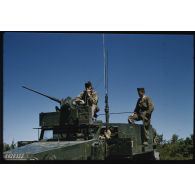 [Opération du 12e RD dans le secteur de Dominique-Luciani, un half-track radio].