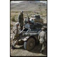 [Opération à laquelle participe le 3/12e RD, des soldats autour d'un Daimler Ferret].
