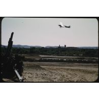 Taouïala : visite d'un piper à l'artillerie. [légende d'origine]