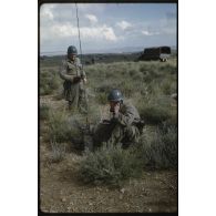 [Opération à laquelle participe le 3/12e RD, un soldat en communication sur une radio de campagne].