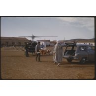 [Evacuation sanitaire d'un enfant par hélicoptère à Dominique-Luciani, à bord d'un Bell 47G].