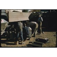 [Peloton d'échelon du 3/12e RD à Dominique-Luciani en 1958, maintenance sur une AM M8].