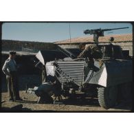 [Peloton d'échelon du 3/12e RD à Dominique-Luciani en 1958, maintenance sur une AM M8].